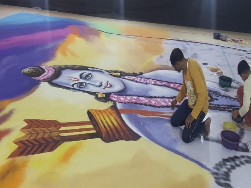 A 100 foot rangoli of Lord Rama is created by a Sangli painter in Goa | सांगलीचा रंगावलीकार गोव्यात साकारतोय प्रभू रामाची शंभर फुटी रांगोळी