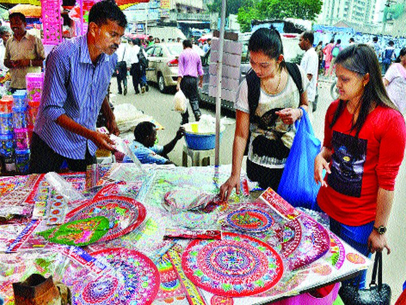 In the colors of the Rangoli Ranges market | बाजार रंगला रांगोळ्यांच्या रंगात