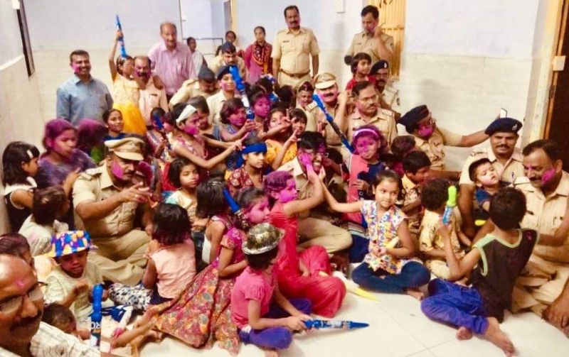 Even the colorful festivals of children from Nagpur's orphanages | नागपूरच्या अनाथालयातील बच्चे कंपनींचा असाही रंगोत्सव