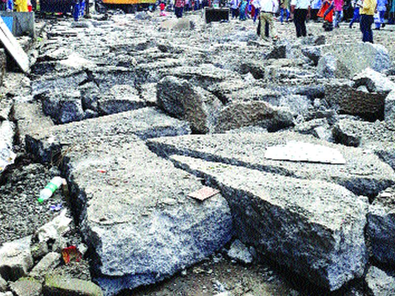 Broke the concrete road in Shivaji Chowk | शिवाजी चौकातील काँक्रिट रस्ताही तोडला