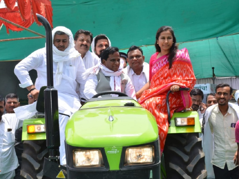 Rug on head, steering in hand; Central State Minister Raosaheb Danve riding on tractor with MLA Meghana Bordikar | Video:डोक्यावर गमछा, हातात स्टेरिंग; रावसाहेब दानवेंची आमदारांसह दणक्यात ट्रॅक्टरवर सवारी