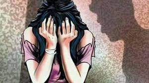 Minor girl threatens suicide in Ambajogai | अंबाजोगाईत आत्महत्येची धमकी देत तरुणाचा अल्पवयीन मुलीवर अत्याचार