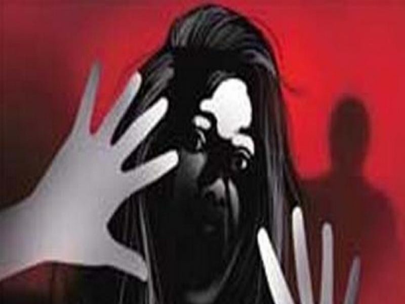 Married woman has made allegations of raping neighbour, crime against three including father and son pda | विवाहित महिलेने शेजाऱ्यावर केला बलात्काराचा आरोप, बापलेकासह तिघांवर गुन्हा