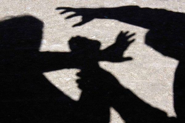 Fugitive who raped a young woman: 7.5 lakh was grabbed | तरुणीवर अत्याचार करणारा फरार : साडेसात लाख हडपले