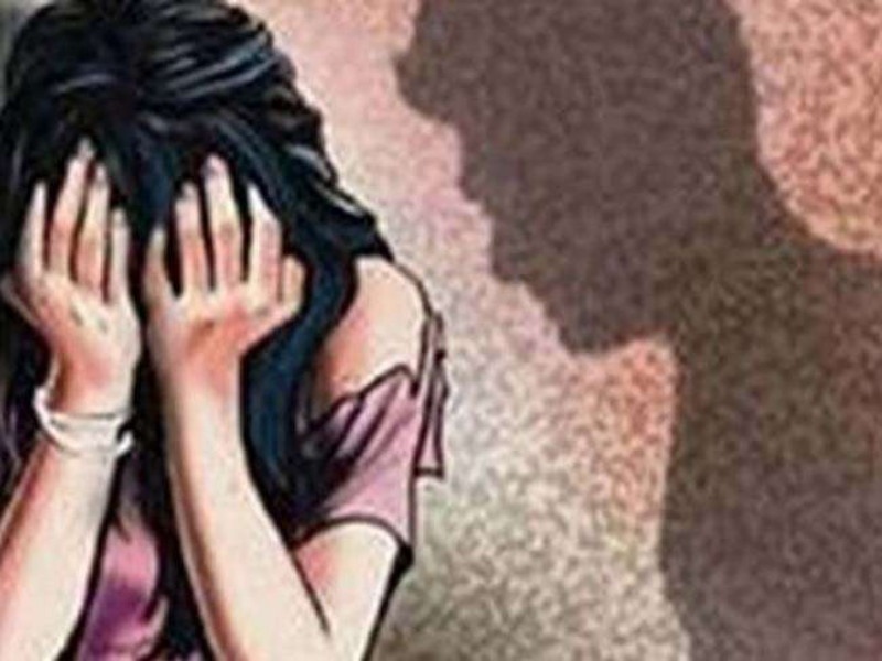 rape on girl by threatening to viral sexual video clips publish on social media | अश्लिल फोटो व्हायरल करण्याची धमकी देत तरुणीवर अत्याचार 