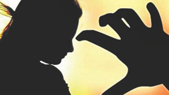 Sexual harassment on minor girl by forcibly entering house | जबरदस्तीने घरात घुसून अल्पवयीन मुलीवर लैंगिक अत्याचार 