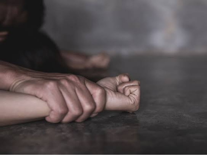 Rape committed on a woman who came to home; Shopkeeper arrested from Sasarwadi | माहेरी आलेल्या महिलेवर घरात घुसून अत्याचार; पाठलाग करत आलेला सासरवाडीतील दुकानदार अटकेत