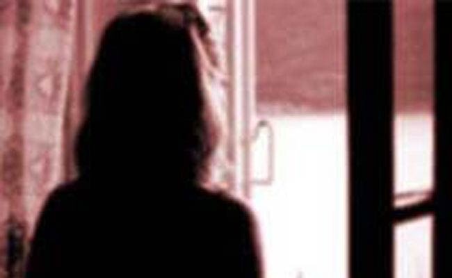 relative youth's rape on divyang girl at ambajogai | गतिमंद युवतीवर नात्यातील तरुणाने केला अत्याचार