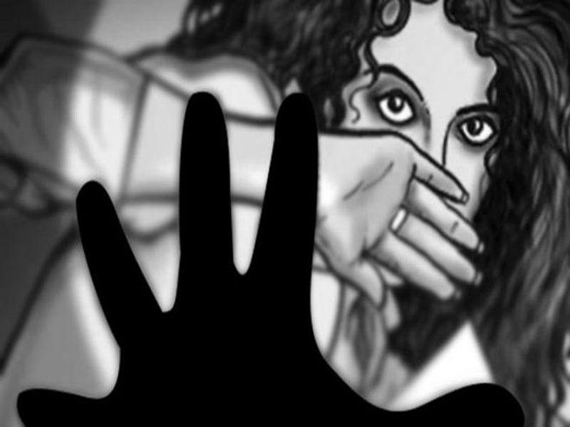 Tribal girl abducted raped for two weeks in Gujarat | गुजरात: आदिवासी तरुणीचं अपहरण करुन दोन आठवडे बलात्कार; आरोपी फरार