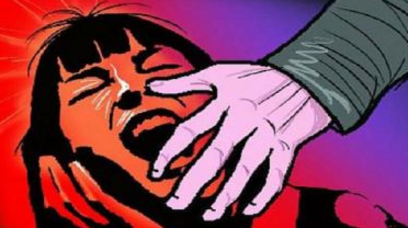Rape on minor girl by her father;incident happen in Beed | बीडमध्ये नात्याला काळीमा फासणारी घटना; बापानेच केला मुलीवर अत्याचार