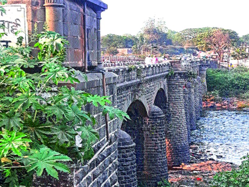 The British Bridge in the city of Dori is dangerous for three years | राणी लक्ष्मीबाई पूल : भोर शहरातील ब्रिटिशकालीन पूल तीन वर्षांपासून धोकादायक