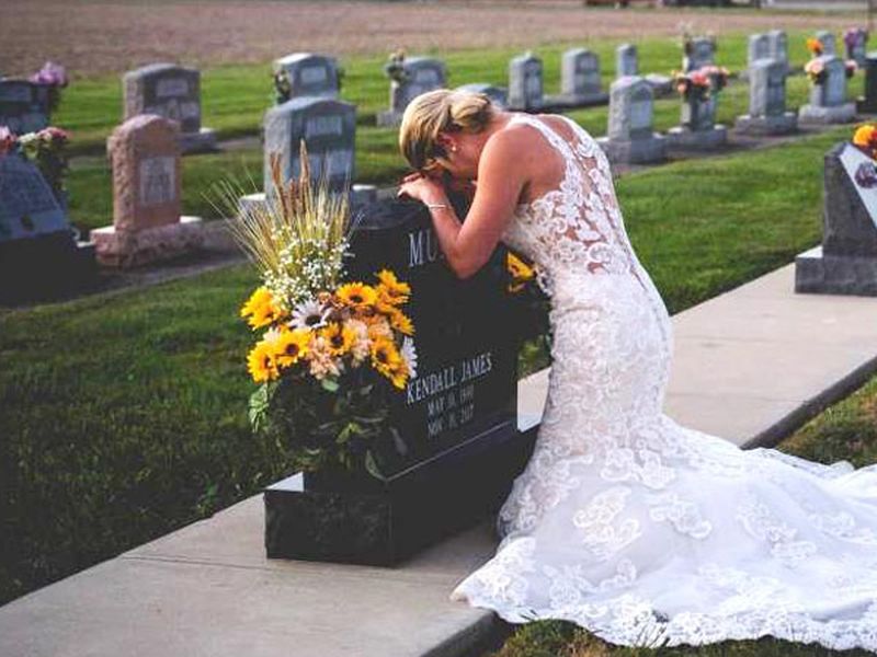 Brides wedding day becomes emotional tribute for late would be husband | या नव्या नवरीने कबरीसोबत केलं लग्न, कारण वाचून व्हाल थक्क!