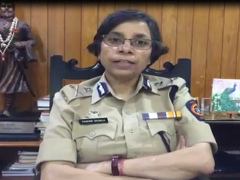 Police Commissioner Rashmi Shukla felicitated by the shape friend board | आकार मित्र मंडळाकडून पोलीस आयुक्त रश्मी शुक्ला सत्कार
