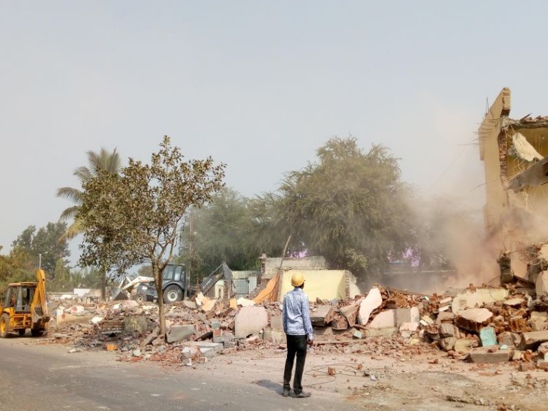 Administration broke houses for the road; bulldozer from Pradhikaran on 74 houses in Ravet-Walhekarwadi | प्रशासनाने रस्त्यासाठी घरे केली भुईसपाट; रावेत-वाल्हेकरवाडीत ७४ घरांवर प्राधिकरणाचा बुलडोजर