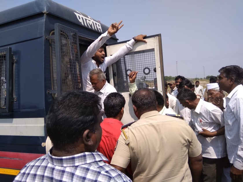 swabhimani protest on Khamgaon to Akola highway | खामगाव ते अकोला महामार्गावर स्वाभिमानीचा रास्ता रोको