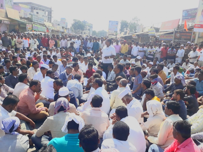 Stop the cracks in Karjat: filing cases against the officials, then the funeral | कर्जतमध्ये कडकडीत बंद : अधिका-यांवर गुन्हे दाखल करा, त्यानंतरच अंत्यविधी : पालकमंत्री राम शिंदे यांनी राजीनामा द्यावा