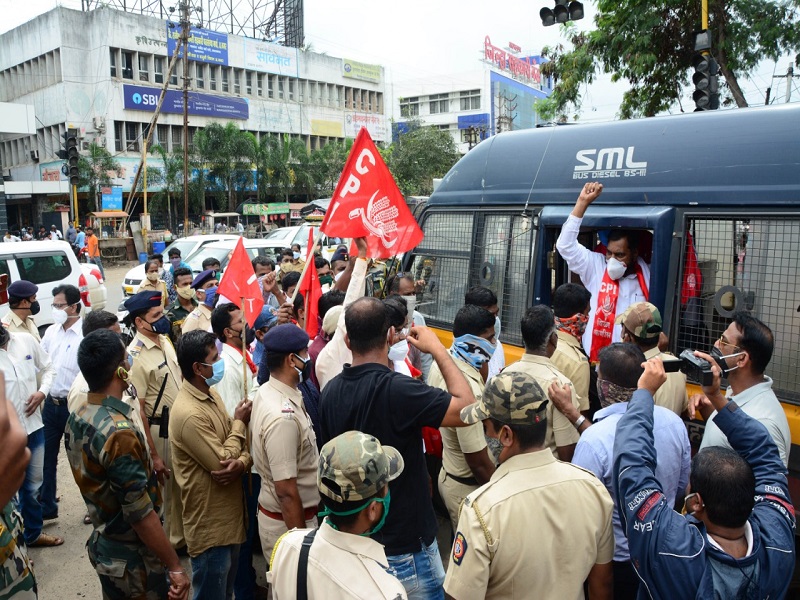 CPI (M) activists arrested for trying to block roadblocks | रास्ता रोकोचा प्रयत्न करणा-या भाकपच्या कार्यकर्त्यांना अटक