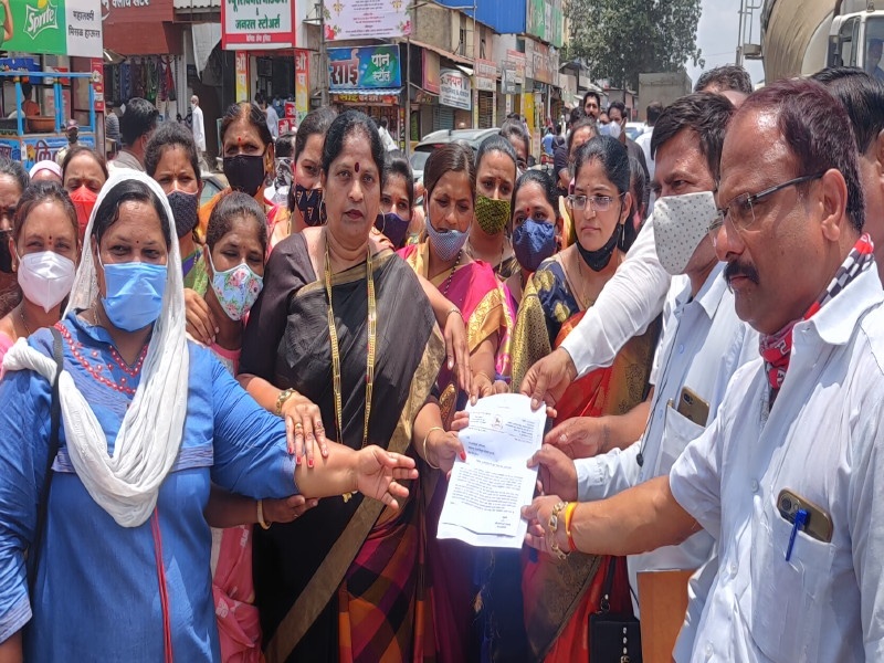 90 Sarpanchs in Junnar protest against MSEDCL on Pune-Nashik highway | पुणे - नाशिक महामार्गावर महावितरण विरोधात जुन्नरमधील ९० सरपंचांचे रास्ता रोको आंदोलन