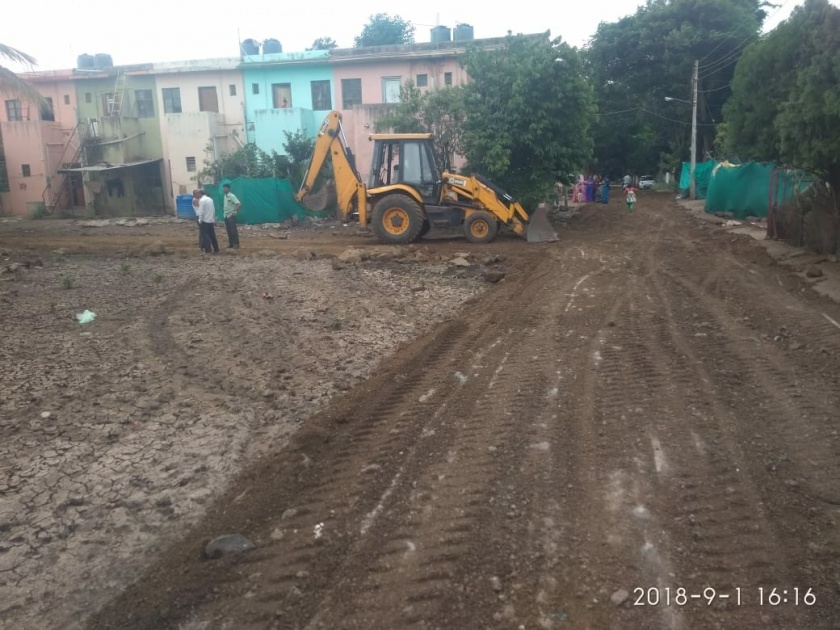 Zilla Parishad member Jagtap rectified the roads done by self financing | जिल्हा परिषद सदस्य जगताप यांनी स्वखर्चातून केले रस्ते दुरुस्त
