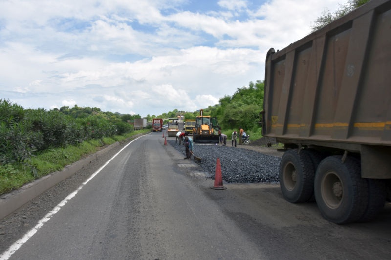 Speed up Mumbai-Agra highway repair work | मुंबई-आग्रा महामार्ग दुरुस्तीच्या कामाला वेग