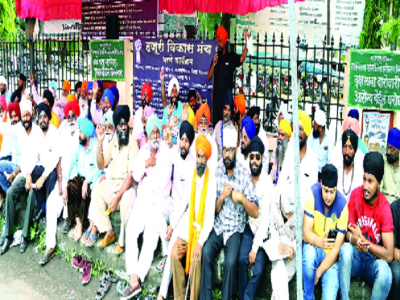 The movement of the Sikh community in Nanded | नांदेडात शीख समाजाचे धरणे आंदोलन