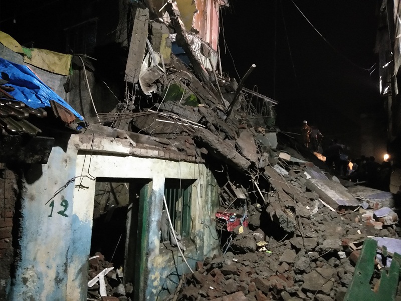 A three-storey building collapsed and a woman died, three injured | भिवंडीत तीन मजली इमारत कोसळली एक महिला मयत,तीन जखमी