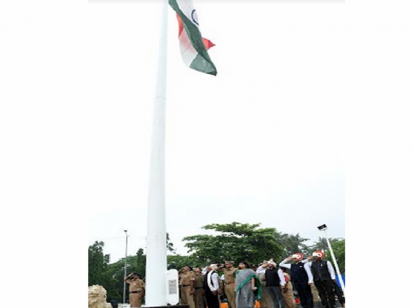 The people of Ratnagiri paid tribute to the national flag in the pouring rain, and hoisted the flag on the 100-foot flag pole. | पावसाच्या धारा झेलत रत्नागिरीकरांनी दिली राष्ट्रध्वजाला मानवंदना, १०० फुटी ध्वजस्तंभावर ध्वजारोहण