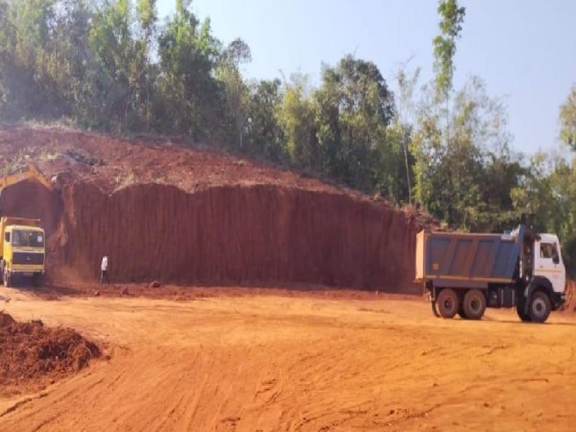 Excavation of thousands of brass clays along the road at Kolhewadi in Kondye of Rajapur taluka | परवानगी फक्त ५०० ब्रासची अन् उत्खनन केला अख्खा डोंगर