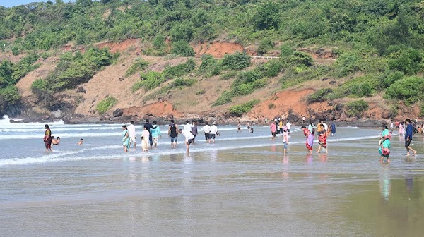 Banned at Ganpatipule Tourists Kazirbhati beach | गणपतीपुळेत बंदी, पर्यटकांनी काजीरभाटी समुद्रकिनारी लुटला मनसोक्त आनंद