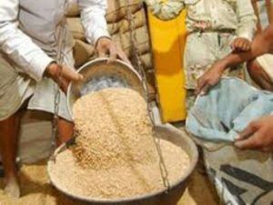 Sell grain at a higher rate; Two ration shop licenses canceled in Lohara | ज्यादा दराने धान्य विक्री करणे भोवले; लोहाऱ्यात दोन राशन दुकानांचे परवाने रद्द