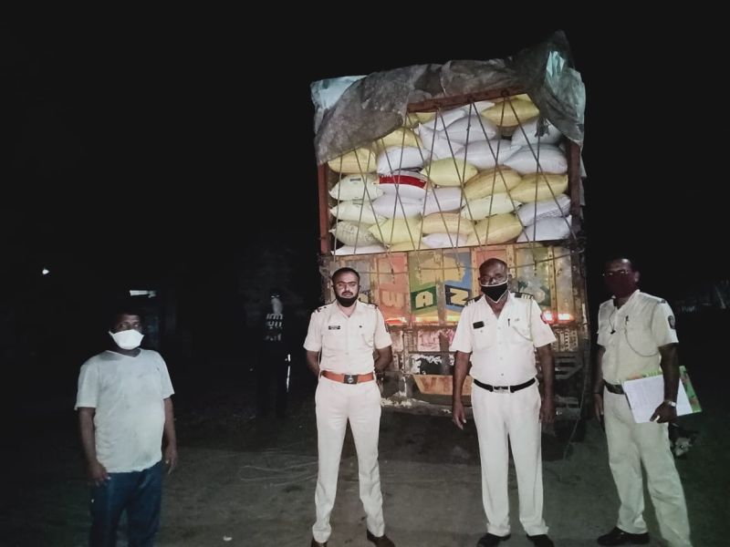 Suspected to be ration rice; Truck in police custody | रेशनचा तांदूळ असल्याची शंका; ट्रक पोलिसांच्या ताब्यात  