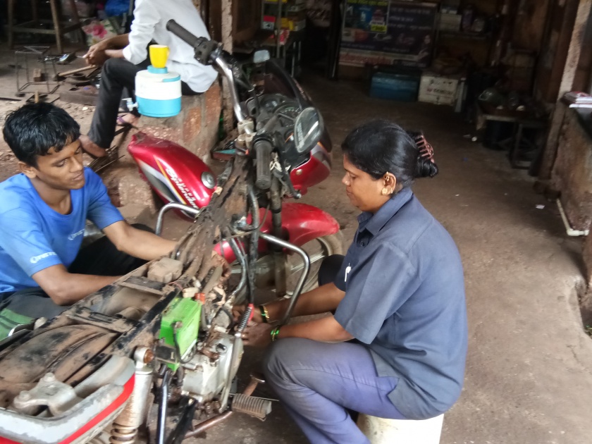 Repair of two bikes in the hands of the rope, the different areas selected in Ratnagiri | रांधणाऱ्या हातात किमया दुचाकी दुरूस्तीची, रत्नागिरीतील तिनं निवडलं वेगळं क्षेत्र