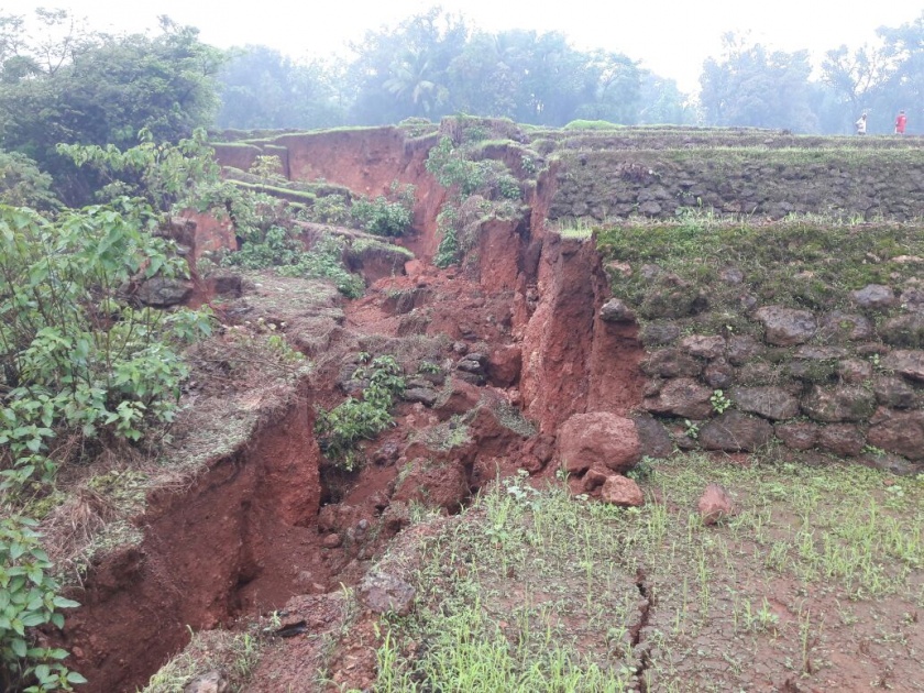 Landslides in the village of Mirzole of Ratnagiri, and loss of land | रत्नागिरीनजीकच्या मिरजोळे गावात भूस्खलन, शेतजमिनीचे नुकसान
