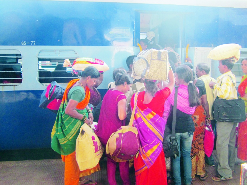 The schedule collapsed in Ganesh Festival: Despite the grace of the trains, the trains are delayed | गणेशोत्सवात वेळापत्रक कोलमडले : पावसाची कृपा असूनही गाड्या विलंबाने
