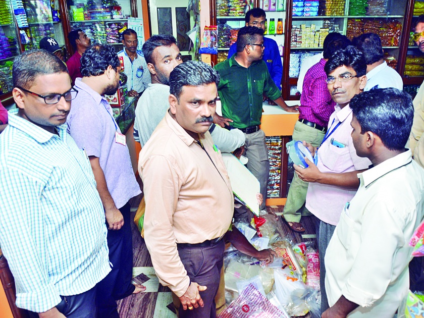 766 kg of plastic seized by Ratnagiri Municipal Council | रत्नागिरी नगरपरिषदेतर्फे ७६६ किलो प्लास्टिक जप्त