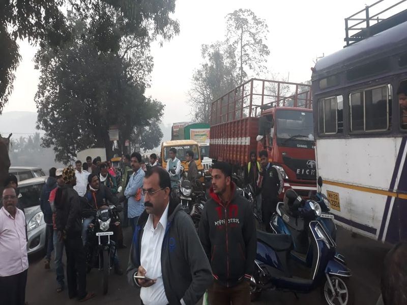 Ratnagiri : Take action against the transport of cows,Lote villagers demands | रत्नागिरी : गायींची वाहतूक करणाऱ्यांवर कारवाई करा, ग्रामस्थांचा मुंबई-गोवा महामार्ग रास्तारोको