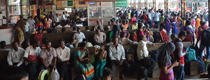 Bus services in Ratnagiri disrupted due to the deteriorating situation | डिझेलटंचाईमुळे रत्नागिरीत बससेवा विस्कळीत