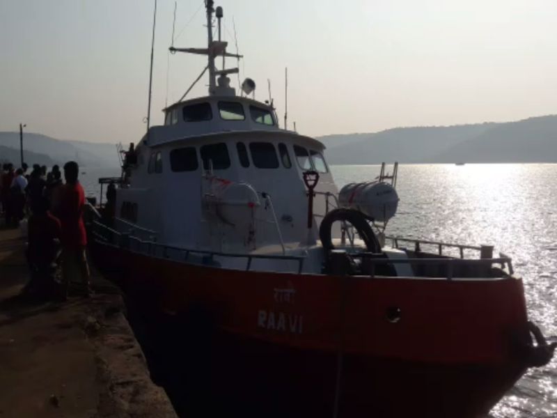 After 45 years, from Mumbai's Dabhol port of Ratnagiri, the first passenger boat has to fly | रत्नागिरी: तब्बल 45 वर्षांनंतर भाऊच्या धक्क्याकडे पहिली प्रवासी बोट रवाना 