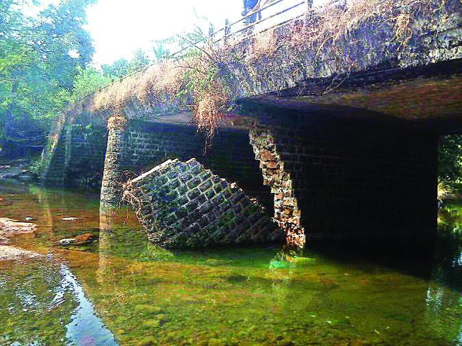 The bridge collapsed at Bhanbaad | भांबेड येथे पुलाचा पिलर कोसळला