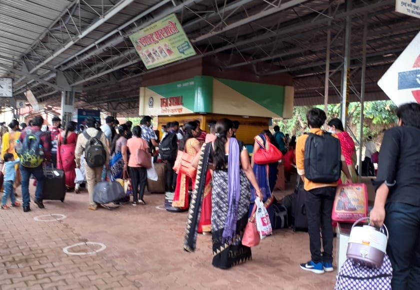 CoronaVirus Lockdown: Citizens disembarked at Rajdhani Express Ratnagiri station | CoronaVirus Lockdown : राजधानी एक्स्प्रेस रत्नागिरी स्थानकावर, स्थानकात उतरले नागरिक