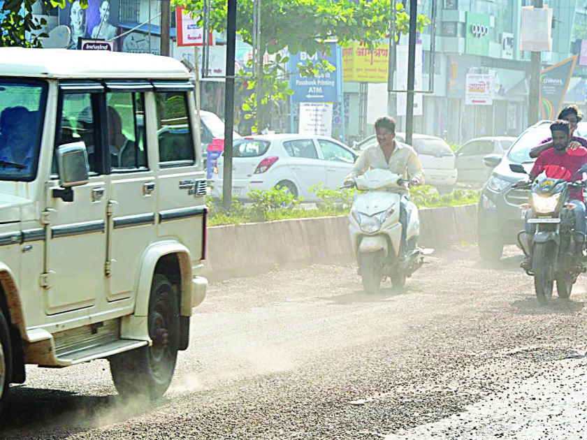 The dust of the roads along with the potholes in Ratnagiri is now suffering | रत्नागिरीच्या रस्त्यांवरील खड्ड्यांबरोबरच आता धुळीचा त्रास