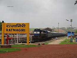 Stop the stray passengers in Ratnagiri station | रत्नागिरी स्थानकात संतप्त प्रवाशांचा रेल रोको