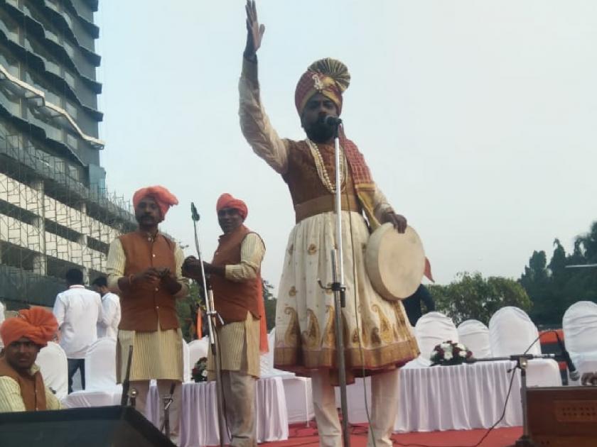 Kolhapur Shahir Dilip Sawant sang the victory Powada of reservation in Mumbai | कोल्हापूरच्या शाहिराचा डफ मुंबईत कडाडला, आरक्षणाचा विजयी पोवाडा घुमला