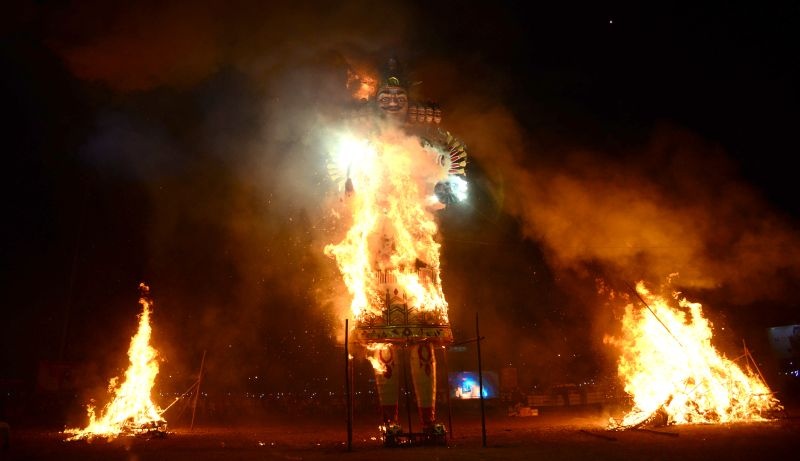 Ravan's combustion in the gajar of Shriram in Nagpur | नागपुरात श्रीरामाच्या गजरात रावण दहन