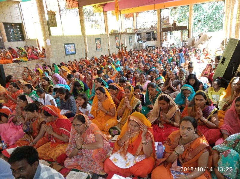 Durga Saptashati Lesson, recitation of one and a half thousand Sevaksaras in Sevenpune hills of Raver Taluka | रावेर तालुक्यातील सातपुड्याच्या डोंगरावर दीड हजार सेवेकऱ्यांचा एकच स्वरात दुर्गा सप्तशती पाठ