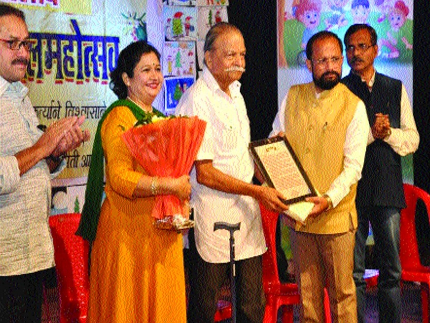 Ravi Patwardhan receive special honors in Thane Balmahotsav | ठाण्याच्या बालमहोत्सवात बालकलाकारांनी उडवली धम्माल, रवी पटवर्धन यांचा विशेष सत्कार
