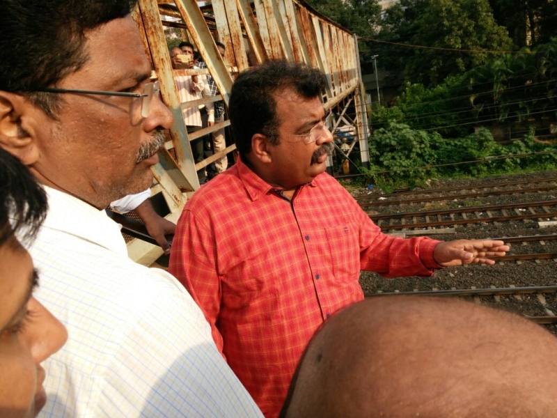 Minister of State for Dombivli Ravindra Chavan made a survey of the Railway bridges | लोकमतच्या वृत्ताची दखल; राज्यमंत्र्यांनी केली डोंबिवलीच्या पूलांची पाहणी