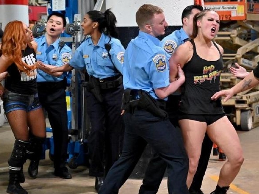 Ronda Rousey, Becky Lynch and Charlotte arrested by police after massive brawl on WWE Raw | WWE Raw च्या महिला खेळाडूंना अटक; पोलिसांच्या गाडीतही हाणामारी, Video