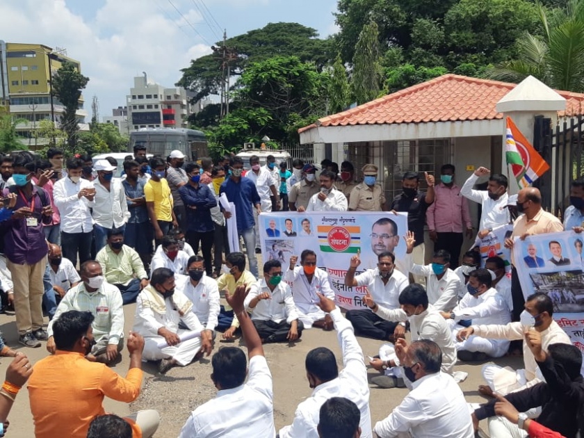 Sit-in agitation in front of Sangli District Collector's Office on behalf of Rayat Kranti Sanghatana and BJP | रयत क्रांती संघटना व भाजपच्यावतीने सांगली जिल्हाधिकारी कार्यालयासमोर ठिय्या आंदोलन
