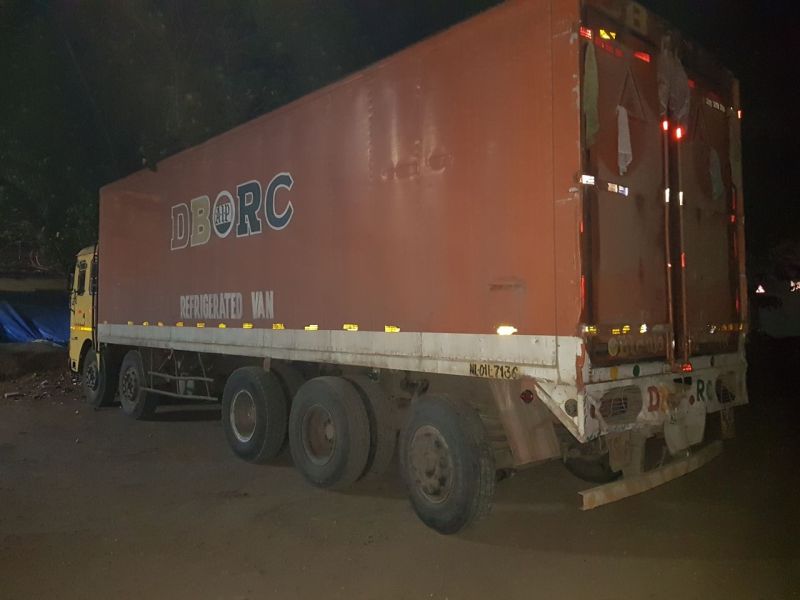 worth rs 70 lakh cowhide seized with container on Mumbai-Pune highway and two arrested | मुंबई-पुणे द्रुतगती महामार्गावर कंटेनरसह ७० लाखाचे गोमास जप्त, दोघांना अटक